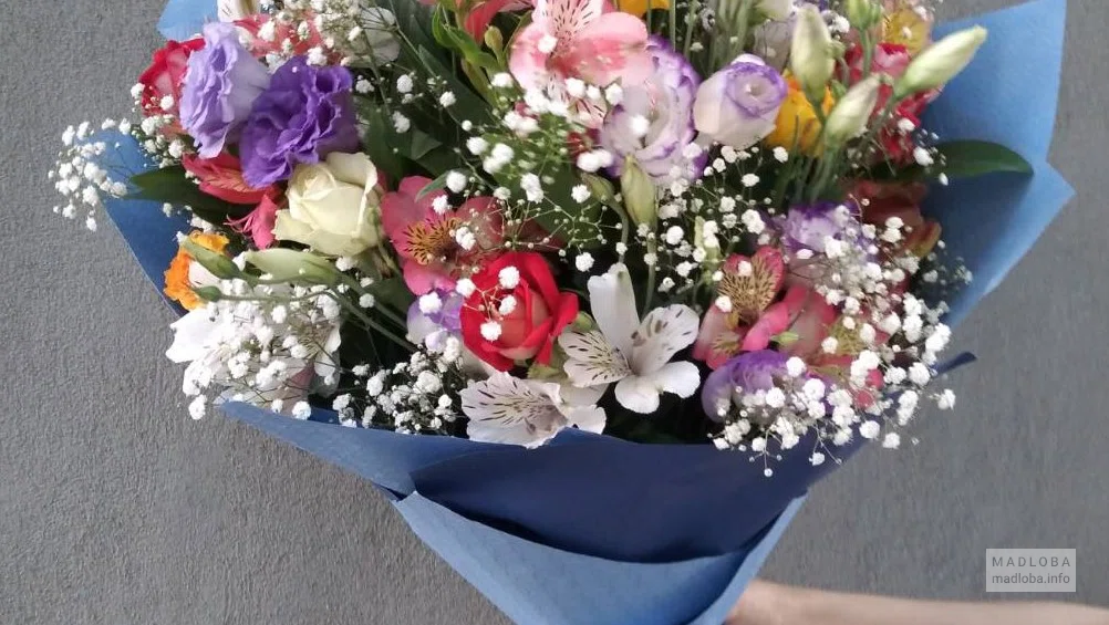 Букет цветов в магазине Kolkhida Land