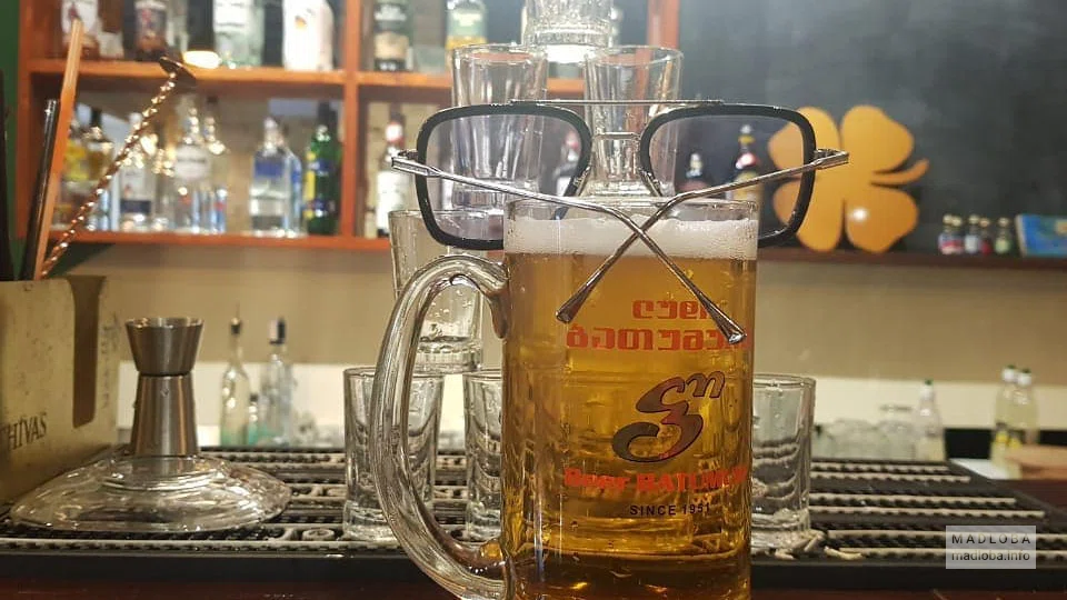Подача пива в The Cork Irish Bar