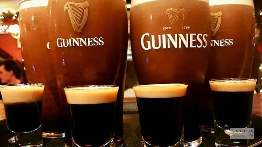 Подача напитков вThe Cork Irish Bar