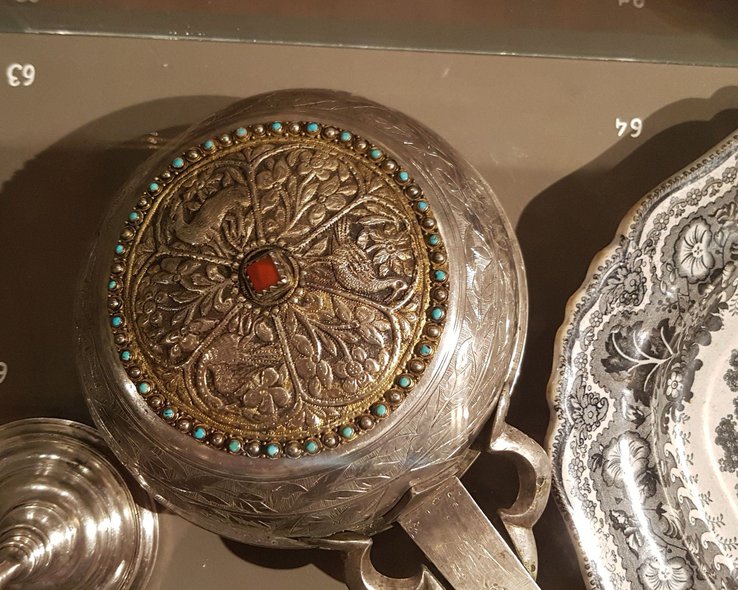 Посуда в краеведческом музее имени Гиви Элиава в Грузии