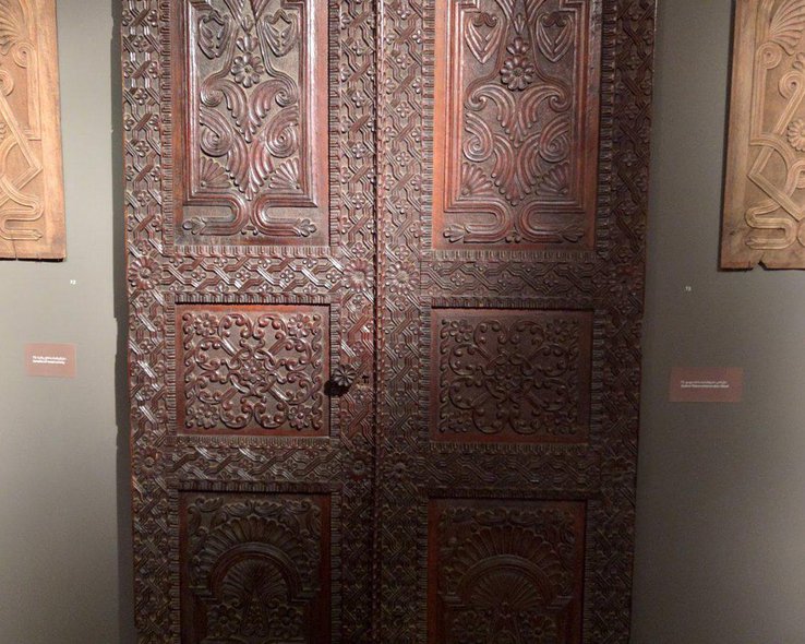Резные двери в музей имени Гиви Элиава в Тбилиси