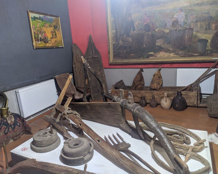 Выставочные экспонаты музея в Хашури