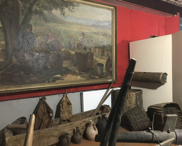 Посуда и предметы быта в краеведческом музее в Грузии