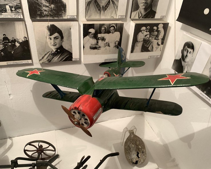 Макет военного самолета в музее Боржоми