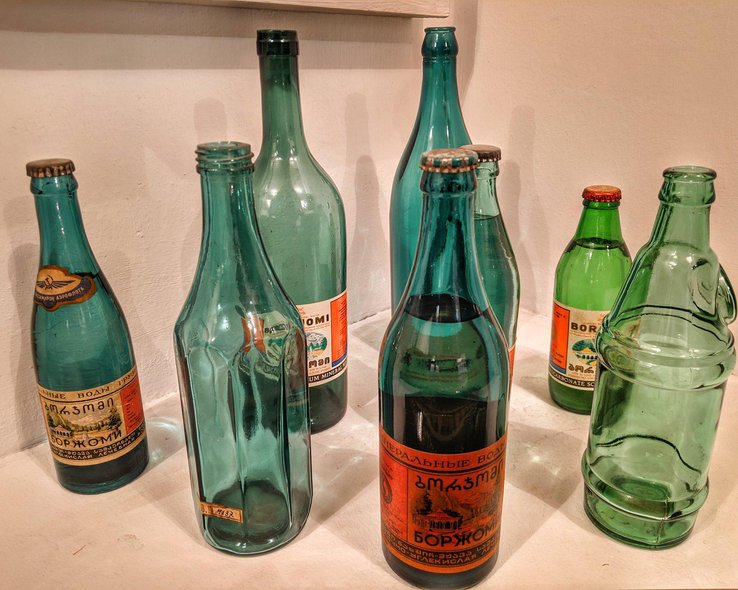 Бутылки, которые использовались для воды Боржоми в Грузии