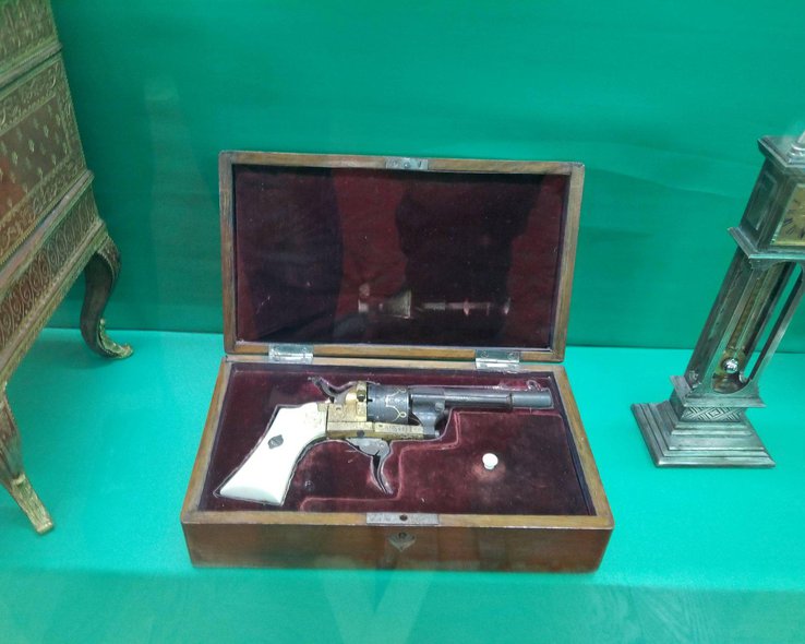 Старинный револьвер в музее Боржоми