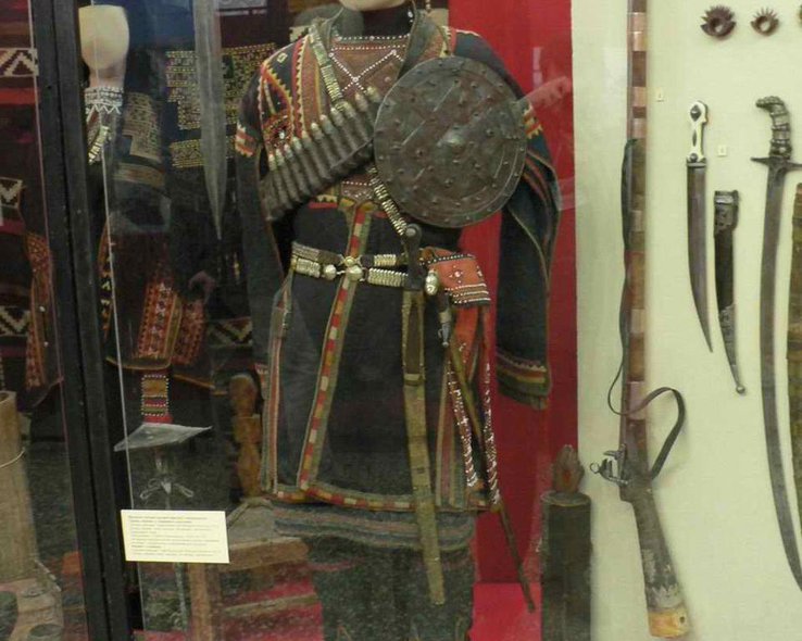 Одежда и оружие в краеведческом музее Душети в Тбилиси