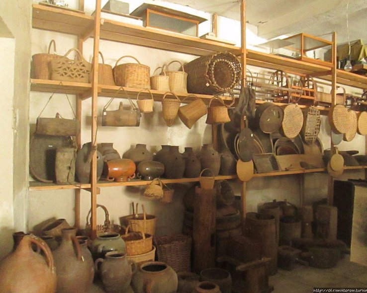 Древние корзины и предметы быта в музее Они