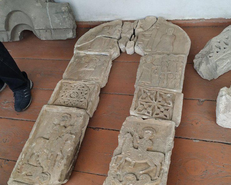 Обломки храма краеведческого музея в Они Тбилиси