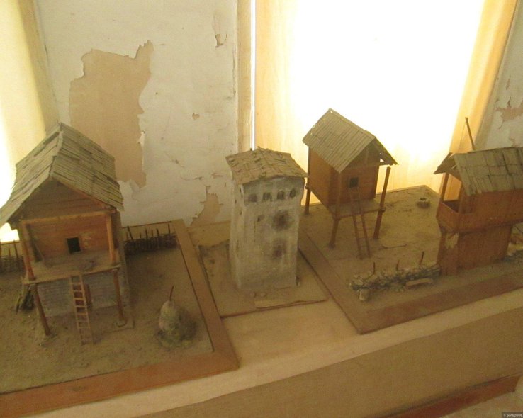 Макеты домов на первом этаже музея в Они