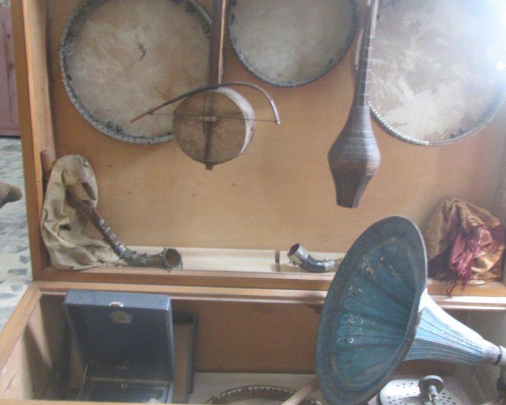 Музыкальные инструменты, представленные с музее Они