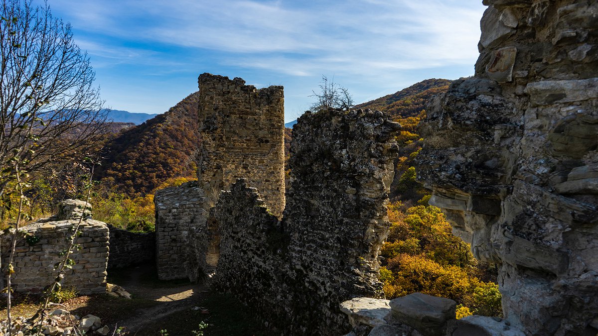 Разрушенная крепость Мури в горах