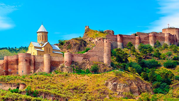 
								Крепость Нарикала в старом городе Тбилиси