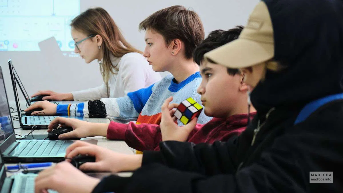 Кубик Рубик – курсы программирования для детей в Тбилиси