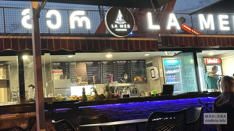 Вид на стойку в кофейне la mer Food&drinks