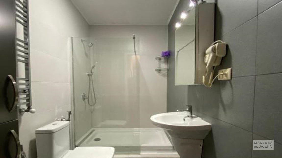 Ванная комната в номере апартаментов Ладо Асатиани