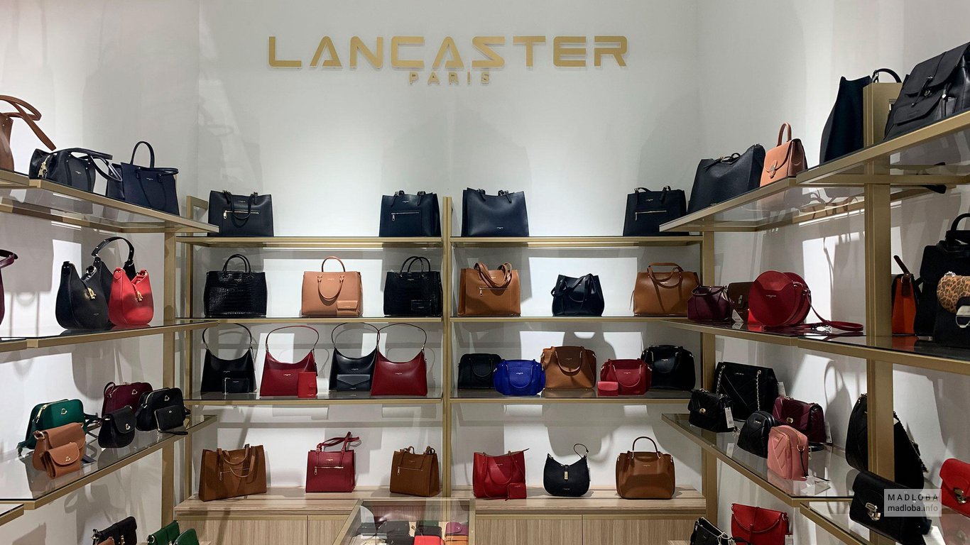 Стеллажи с женскими сумками в магазине аксессуаров Ланкастер