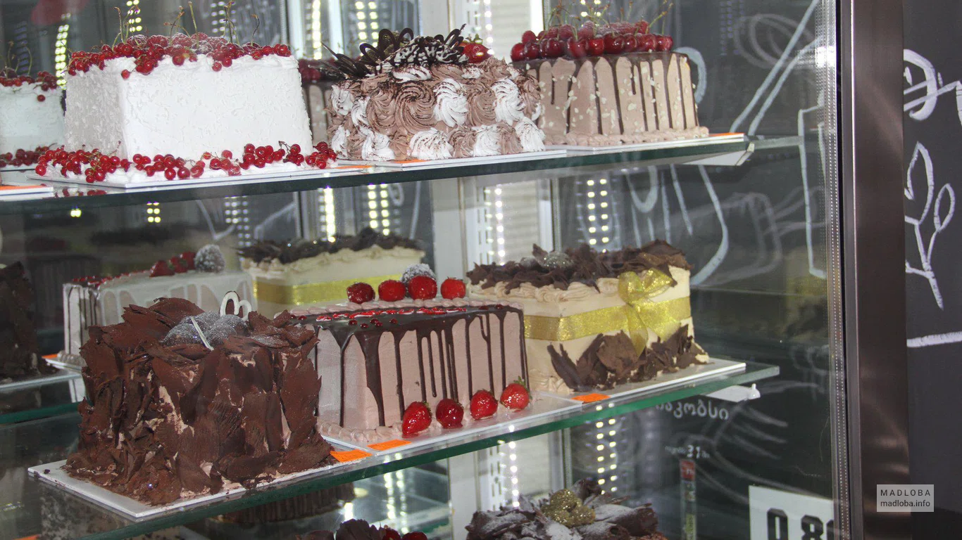 Холодильник с тортами LaTorta Bakeshop & Cafe