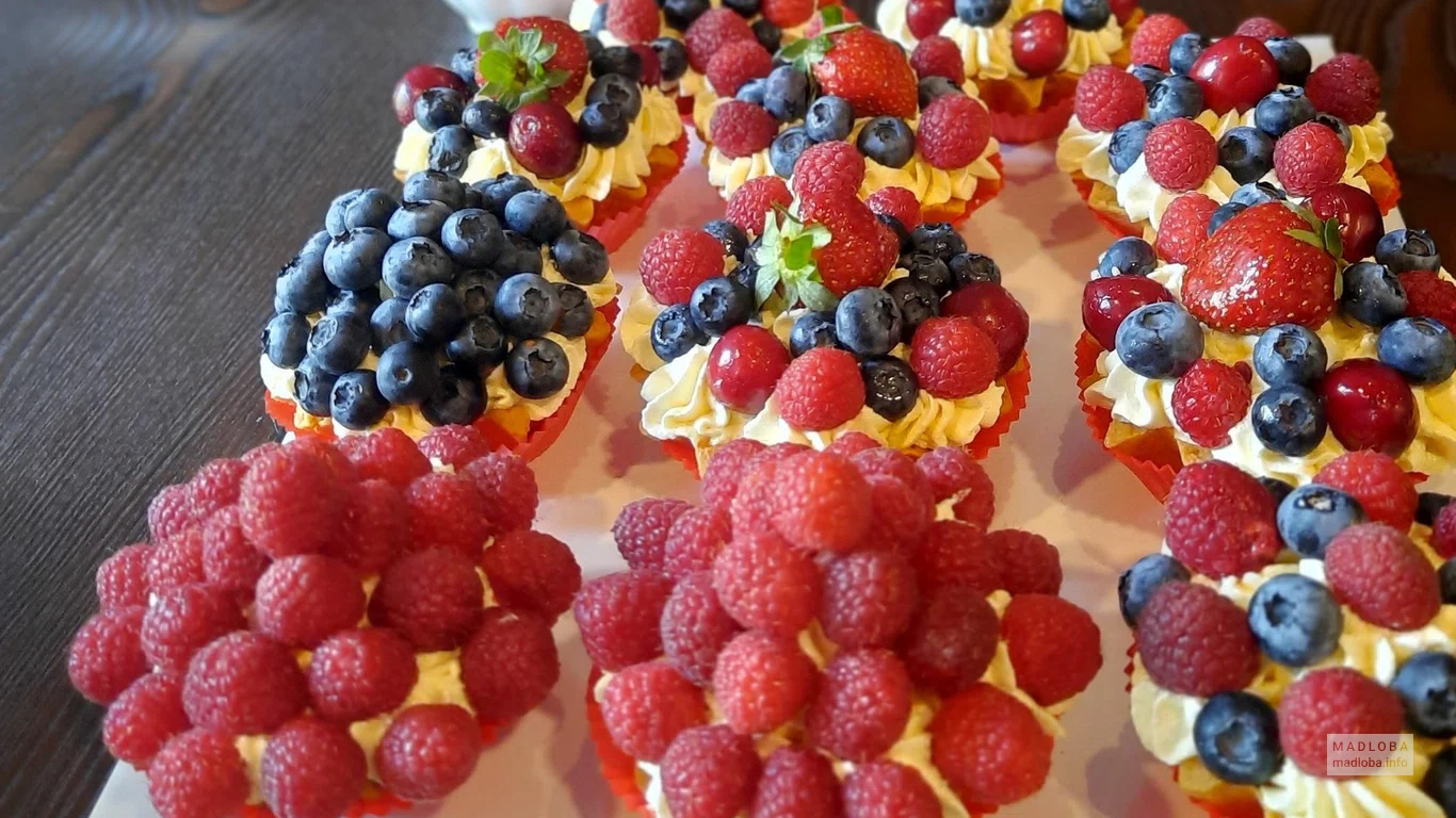 Пирожные с фруктами LaTorta Bakeshop & Cafe