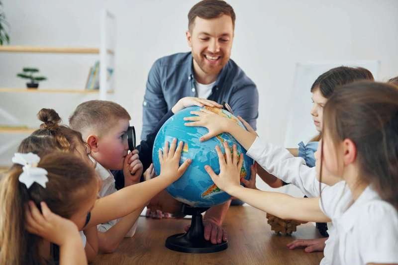 learning-geography-by-using-earth-globe.max-800x600