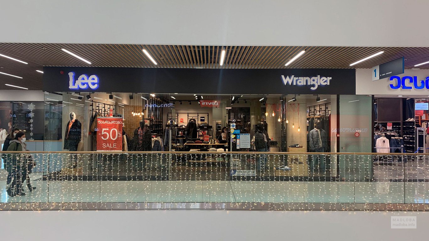 Стеклянная витрина магазина одежды Ли и Врэнглер