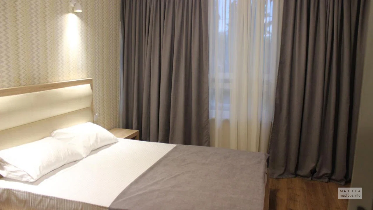 Кровать в номере отеля Лиле