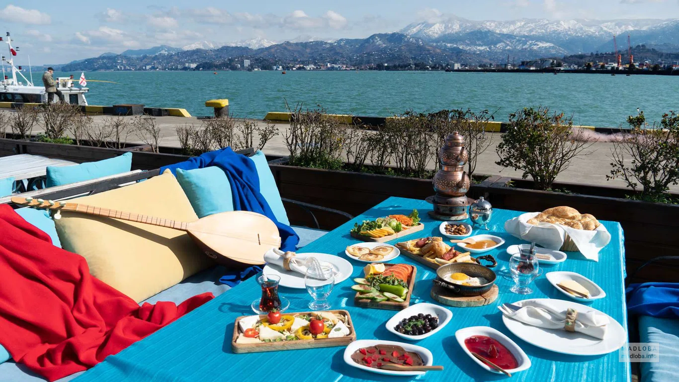 Сервировка стола в ресторане турецкой кухни Liman