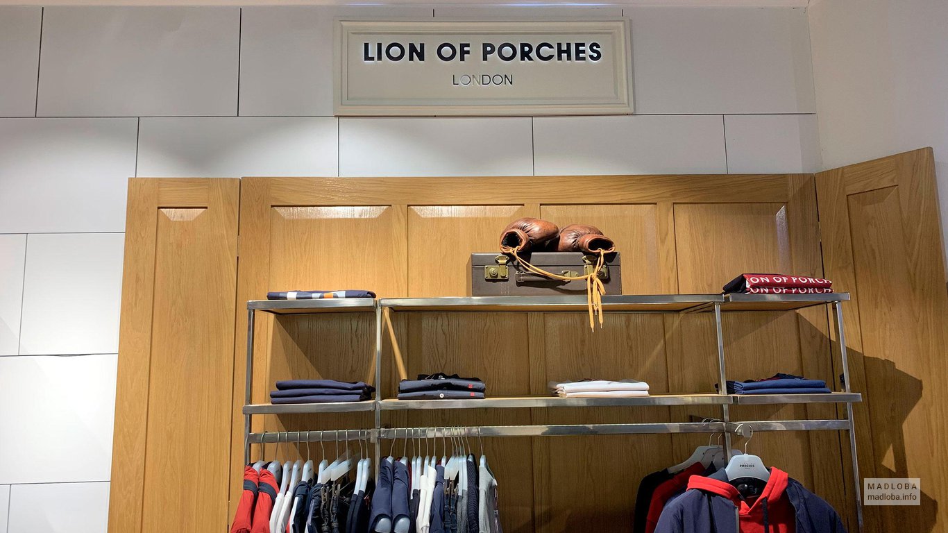 Футболки на полках в Clothing store Lion Of Porches Georgia