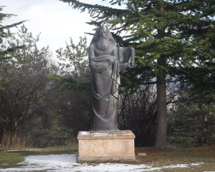 Памятник Сулхану-Сабе Орбелиани в Грузии