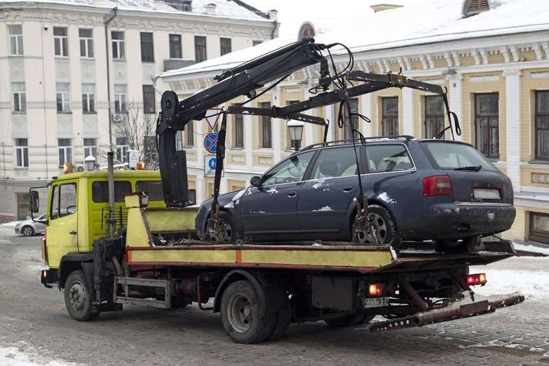 loading-car-on-to-tow-truck.max-800x600