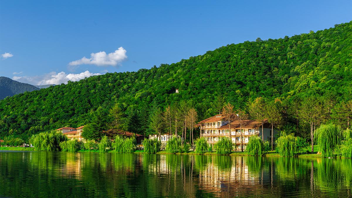 Озеро Лопота и зеленые склоны гор Грузии