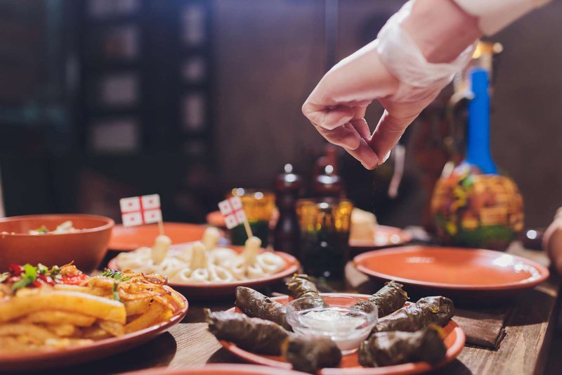 მზარეული ამატებს დასრულების შეხებას ტრადიციულ ქართულ კერძს
