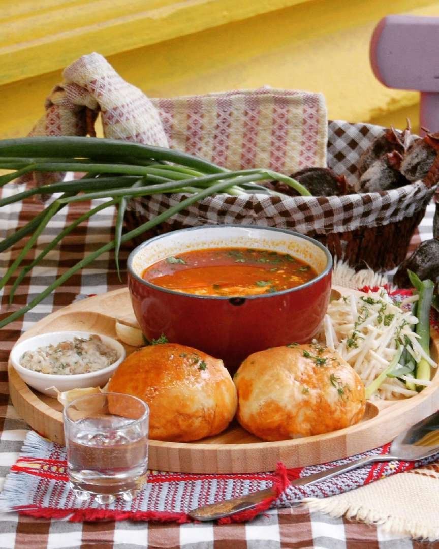 Борщ с пампушками от лаундж-бара Хурма в Батуми
