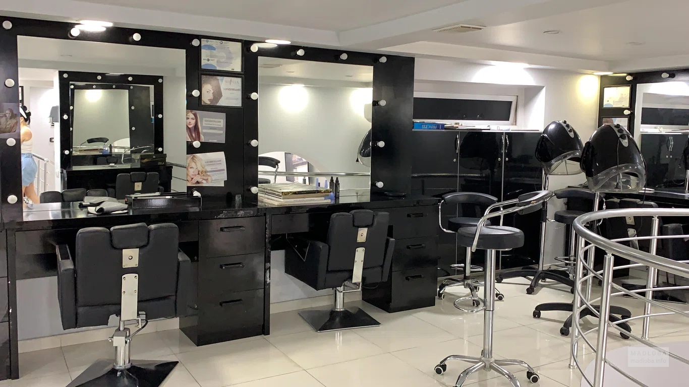 Интерьер зала для парикмахеров в Magia Beauty Salon