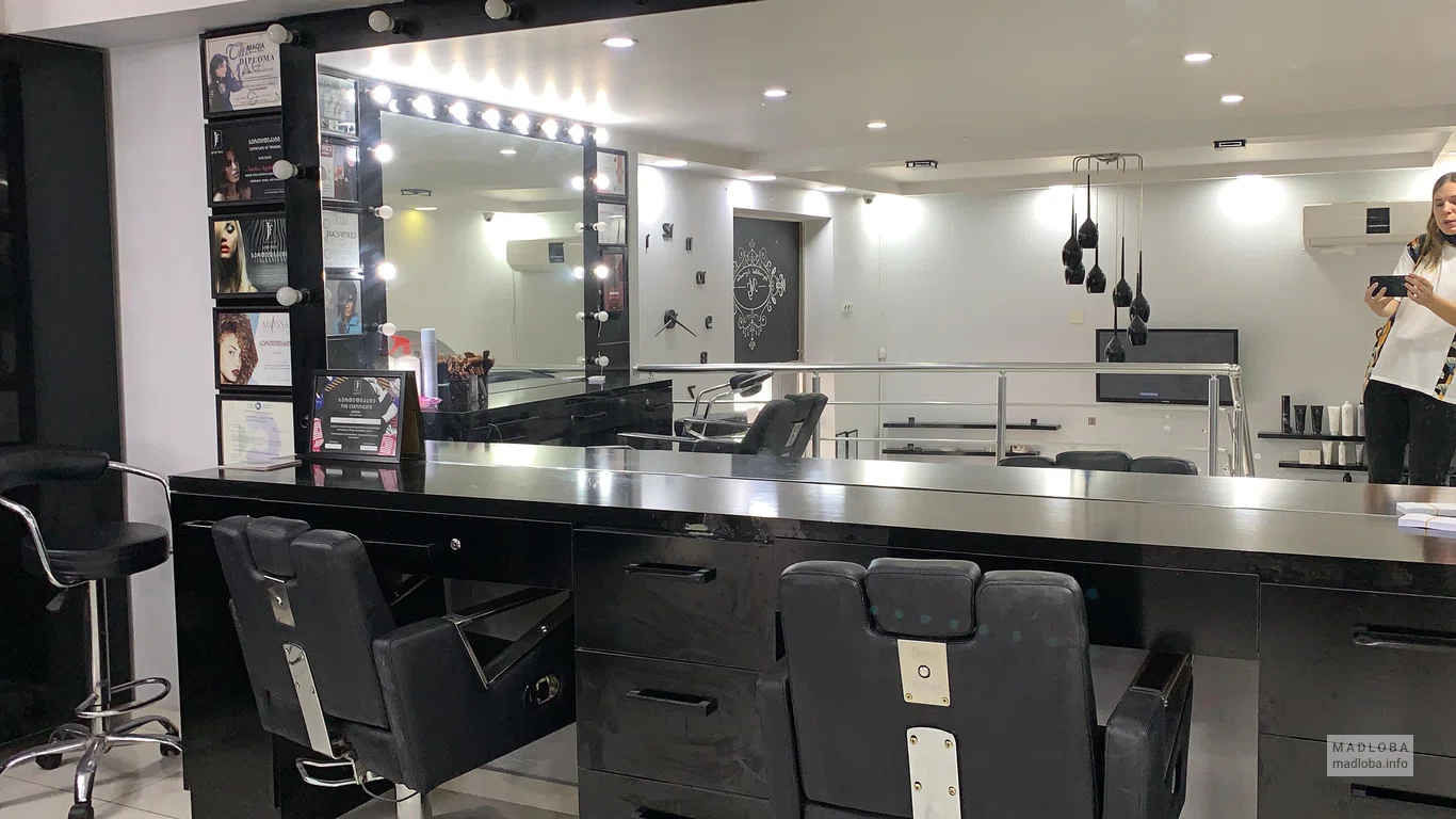 Общий вид места для парикмахера в Magia Beauty Salon