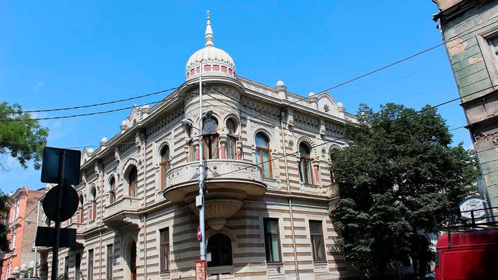 Расписные парадные в легендарном особняке Калантарова в Тбилиси