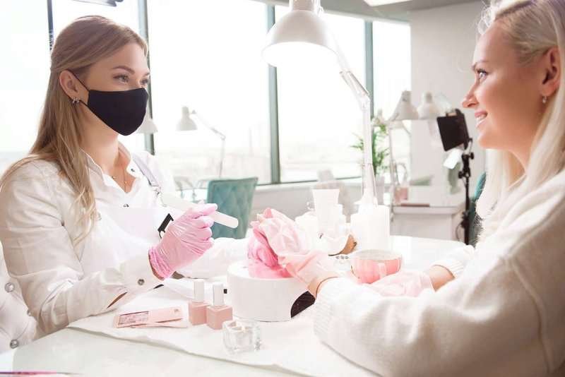 master-and-client-in-beauty-studio.max-800x600