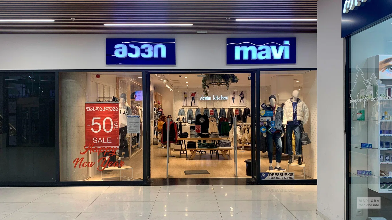 Витрина Clothing store Mavi в Грузии