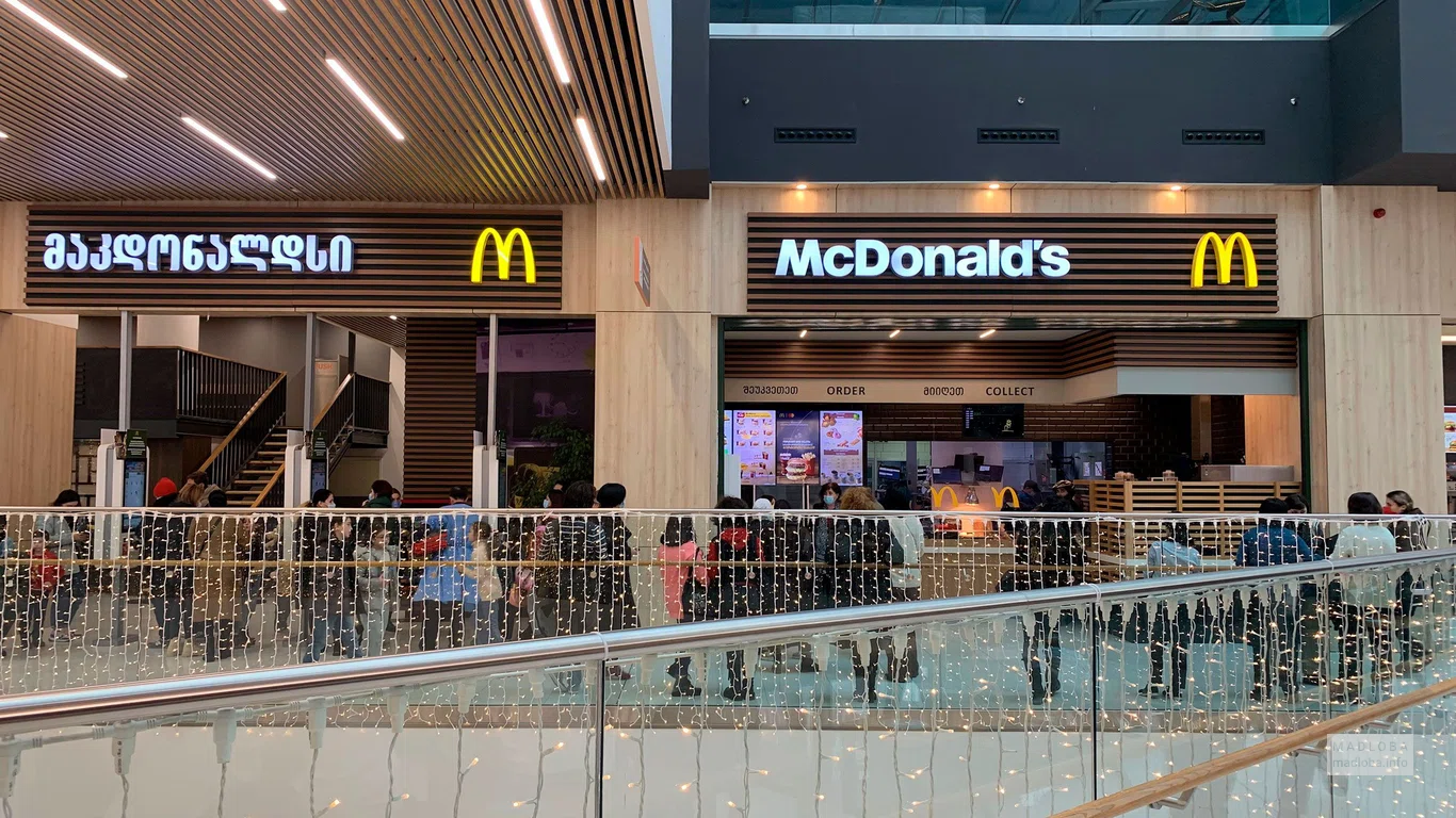 Кафе МакДональдс в торговом центре Грузии