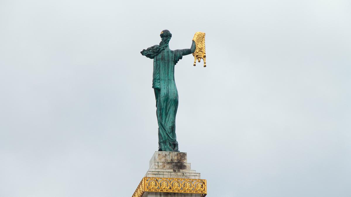 Статуя Медеи на площади Свободы в Грузии