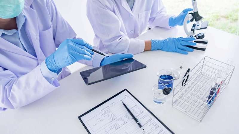 medical-or-scientific-researcher-or-man-doct.max-800x600