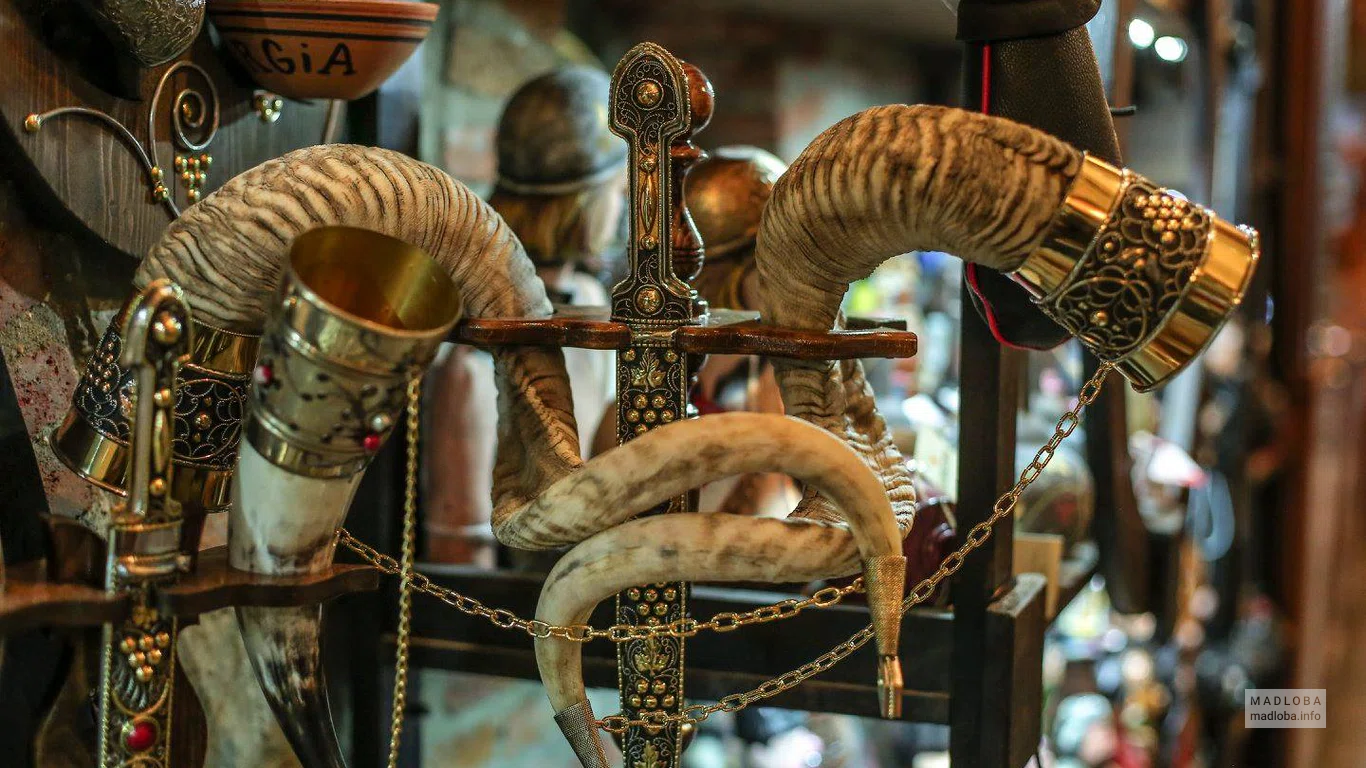Сувениры в виде рогов в магазине Мейдан базар