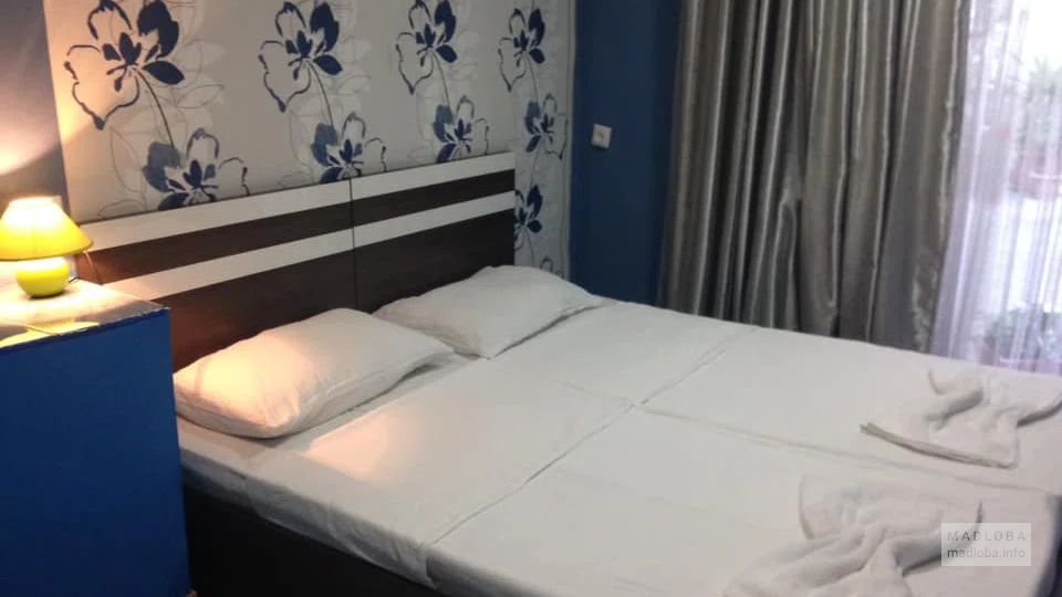 Кровать в номере Мейдани Тбилиси