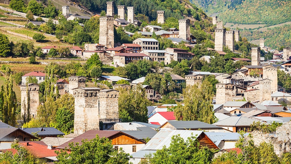 Старинные башни в горном селении Грузии
