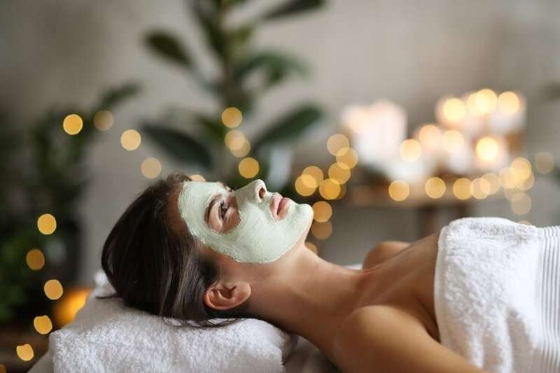 molodaya devushka v spa salone s maskoy na l.max-800x600