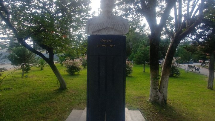 Памятник Дзуку Лолуа
