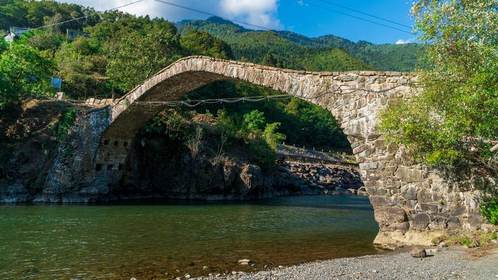 Уникальный каменный арочный мост Дандало