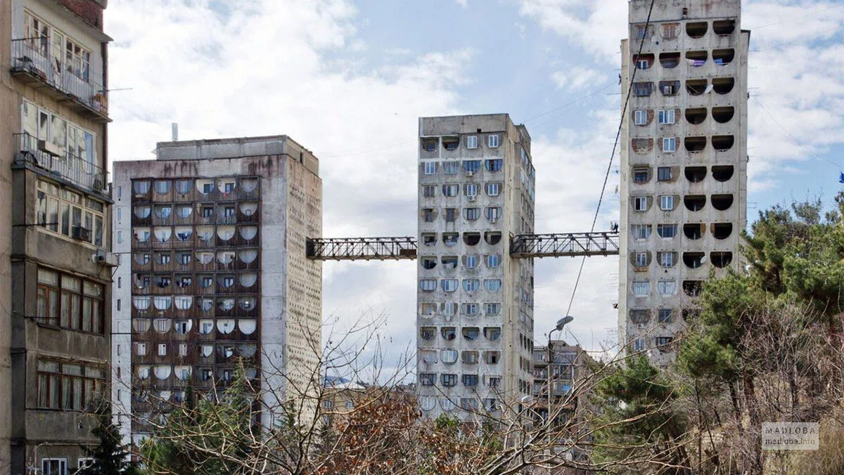 Уникальный комплекс советских многоэтажек с мостиком в Тбилиси