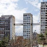 Мосты между жилыми домами в спальном районе Тбилиси