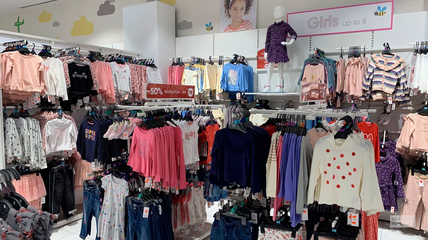 Вешалки с одеждой для девочек в магазине Mothercare